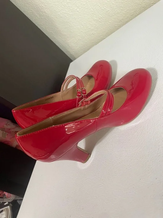 TG Women's Red Patent Leather Mary Jane Style Heels. Good Condition. Size 7 1/2. - Picture 6 of 9